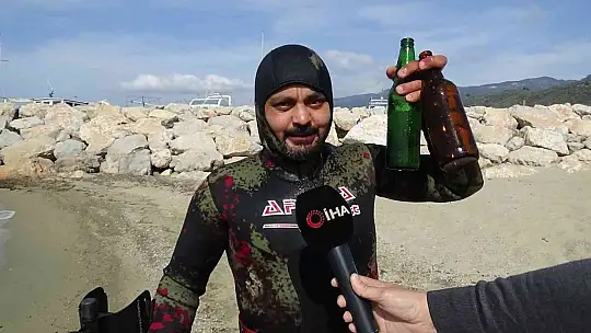 Sahilde dedektörle altın arıyor