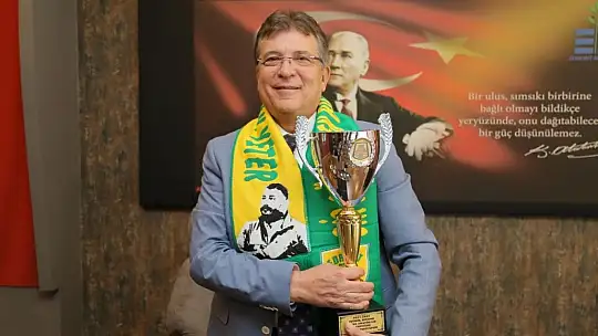 Şampiyon 1966 Edremitspor kupayı başkana getirdi