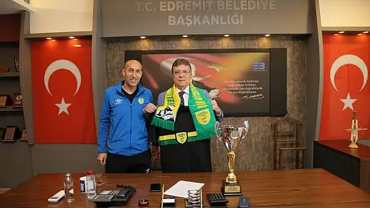 Şampiyon 1966 Edremitspor kupayı başkana getirdi