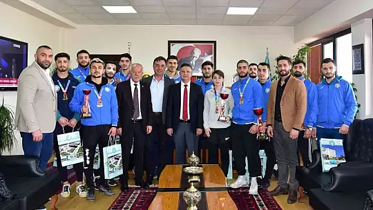 Şampiyon sporculardan, Rektör Prof. Dr. İlter Kuş'a ziyaret