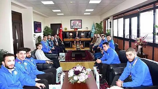 Şampiyon sporculardan, Rektör Prof. Dr. İlter Kuş'a ziyaret
