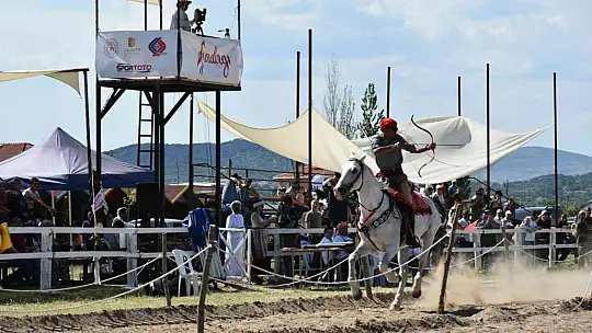 Sındırgı'da sınırları aşan Atlı Okçuluk yarışması