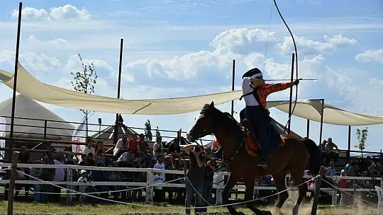 Sındırgı'da sınırları aşan Atlı Okçuluk yarışması