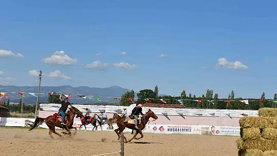 Sındırgı'da sınırları aşan Atlı Okçuluk yarışması