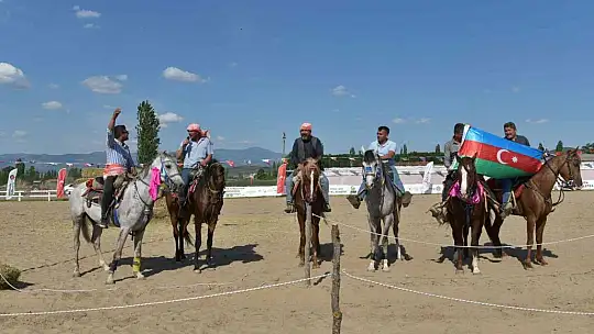 Sındırgı'da sınırları aşan Atlı Okçuluk yarışması