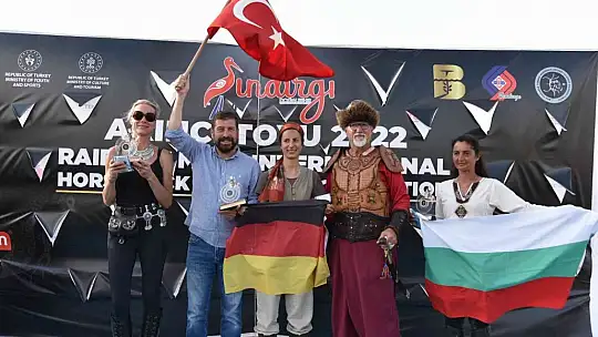 Sındırgı'da sınırları aşan Atlı Okçuluk yarışması