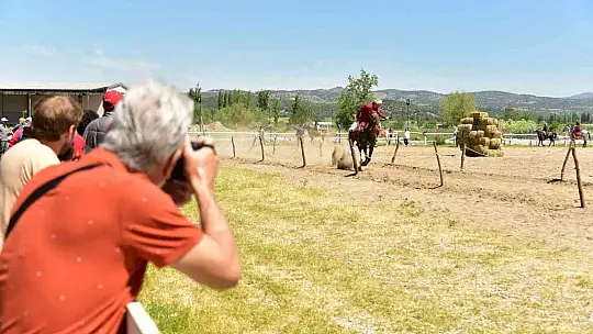 Sındırgı'da sınırları aşan Atlı Okçuluk yarışması