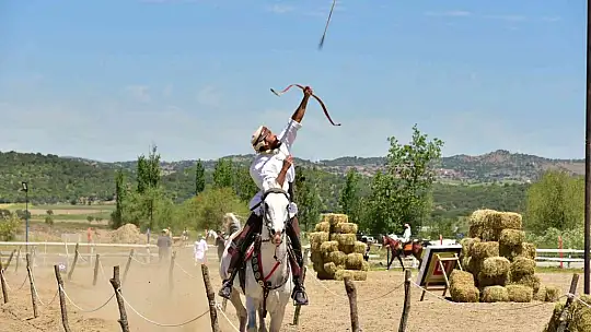 Sındırgı'da sınırları aşan Atlı Okçuluk yarışması