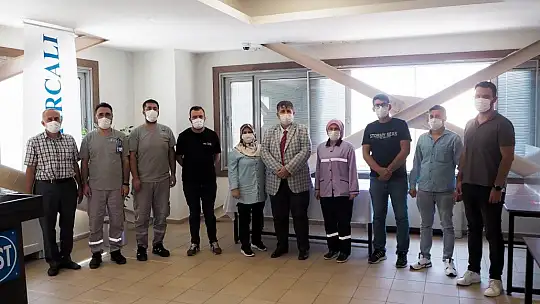 Şirket aşı olan personelini altın ile ödüllendirdi