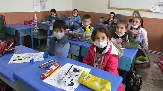 Takım çalışması dersinde okullara kütüphane kazandırdılar