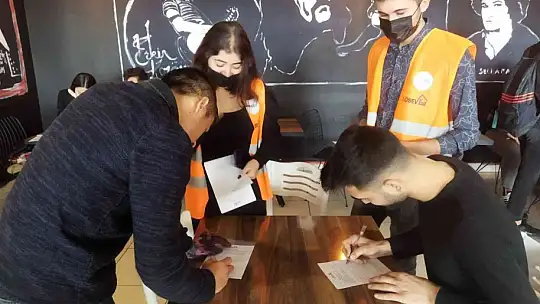 Üniversitesi öğrencileri lösemili çocuklara destek oldu