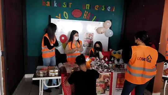 Üniversitesi öğrencileri lösemili çocuklara destek oldu