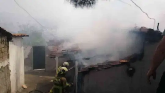 Yanan evde mahsur kalan engelli vatandaşı itfaiye kurtardı