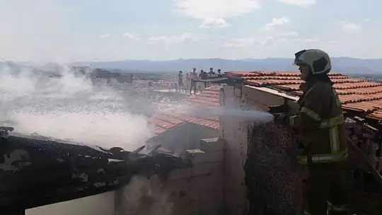 Yanan evde mahsur kalan engelli vatandaşı itfaiye kurtardı