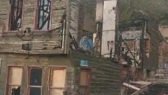 Yangında küle dönen bina tehlike saçıyor