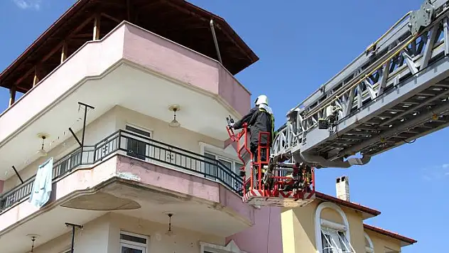 Evde düşen yaşlı kadının imdadına itfaiye ve sağlık ekipleri yetişti