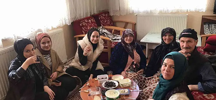 Kepsut'ta öğrenciler yaşlı bireyleri ziyaret etti