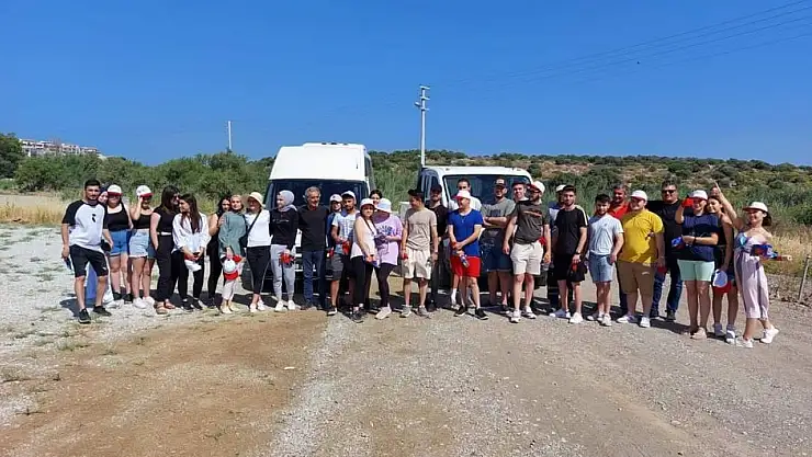Datça'da üniversite öğrencileri sahili temizledi