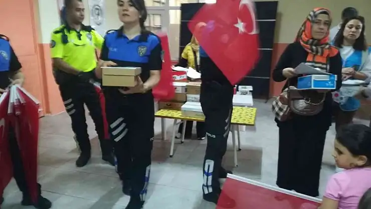 Polisten öğrencilere eğitim ve ayakkabı yardımı