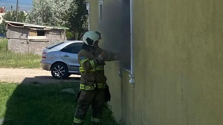 Prizde unutulan şarj cihazı evi yaktı