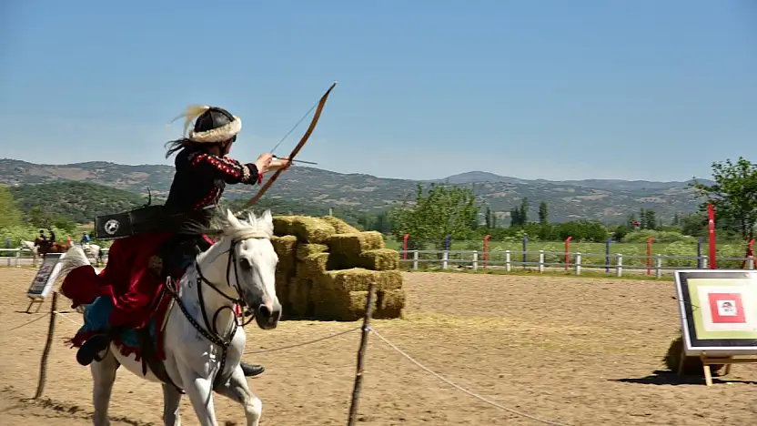 Sındırgı'da sınırları aşan Atlı Okçuluk yarışması